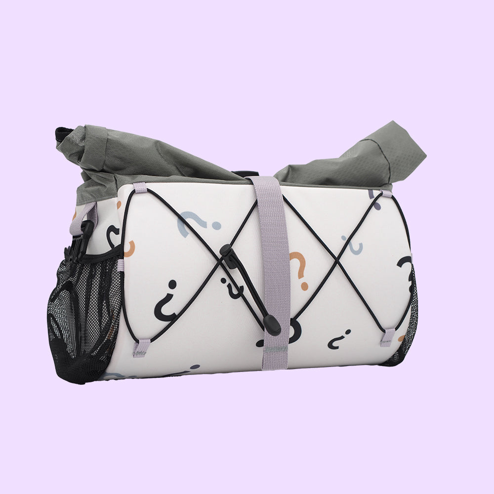 Photo d'une pochette de guidon, Fovea, avec un motif point d'interrogation sur fond coloré