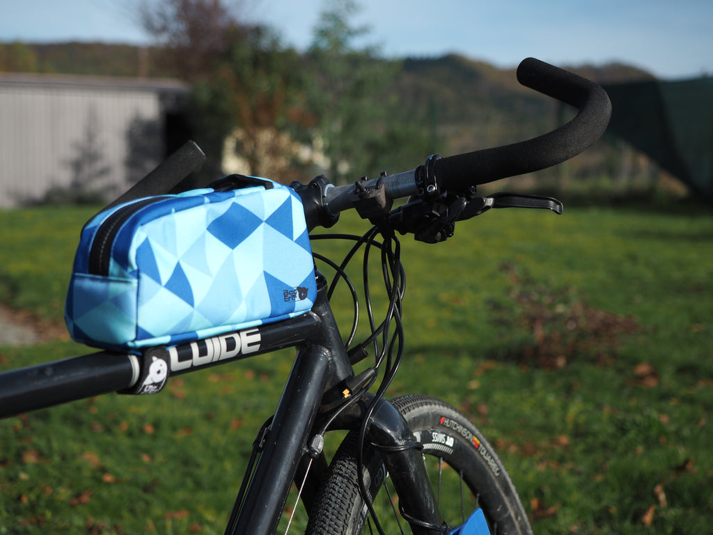 Photo d'une pochette top tube, Nutrix,  avec motif triangle, équipée sur un vélo en exterieur