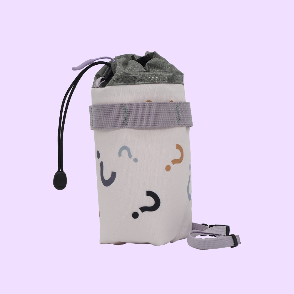 Photo de la pochette de gourde, Rivus, avec motif point d'interrogation sur fond coloré