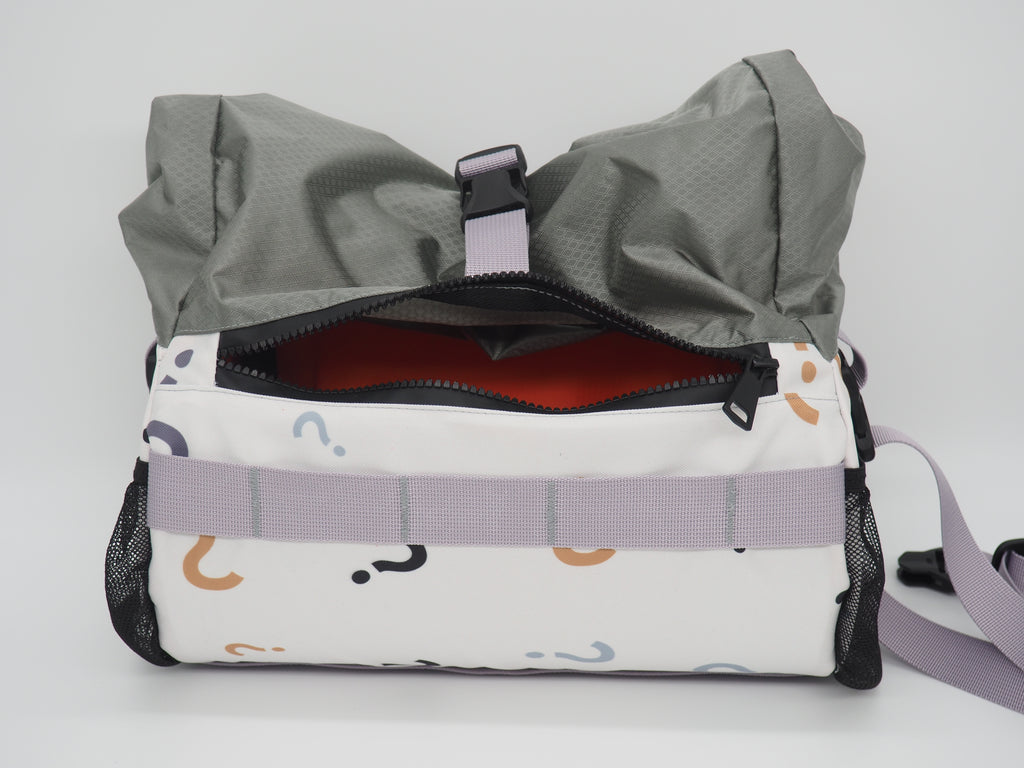 Sacoche de guidon, Fovea, prise dos avec le zip ouvert donnant vu sur l'interieur de la sacoche, motif point d'interrogation