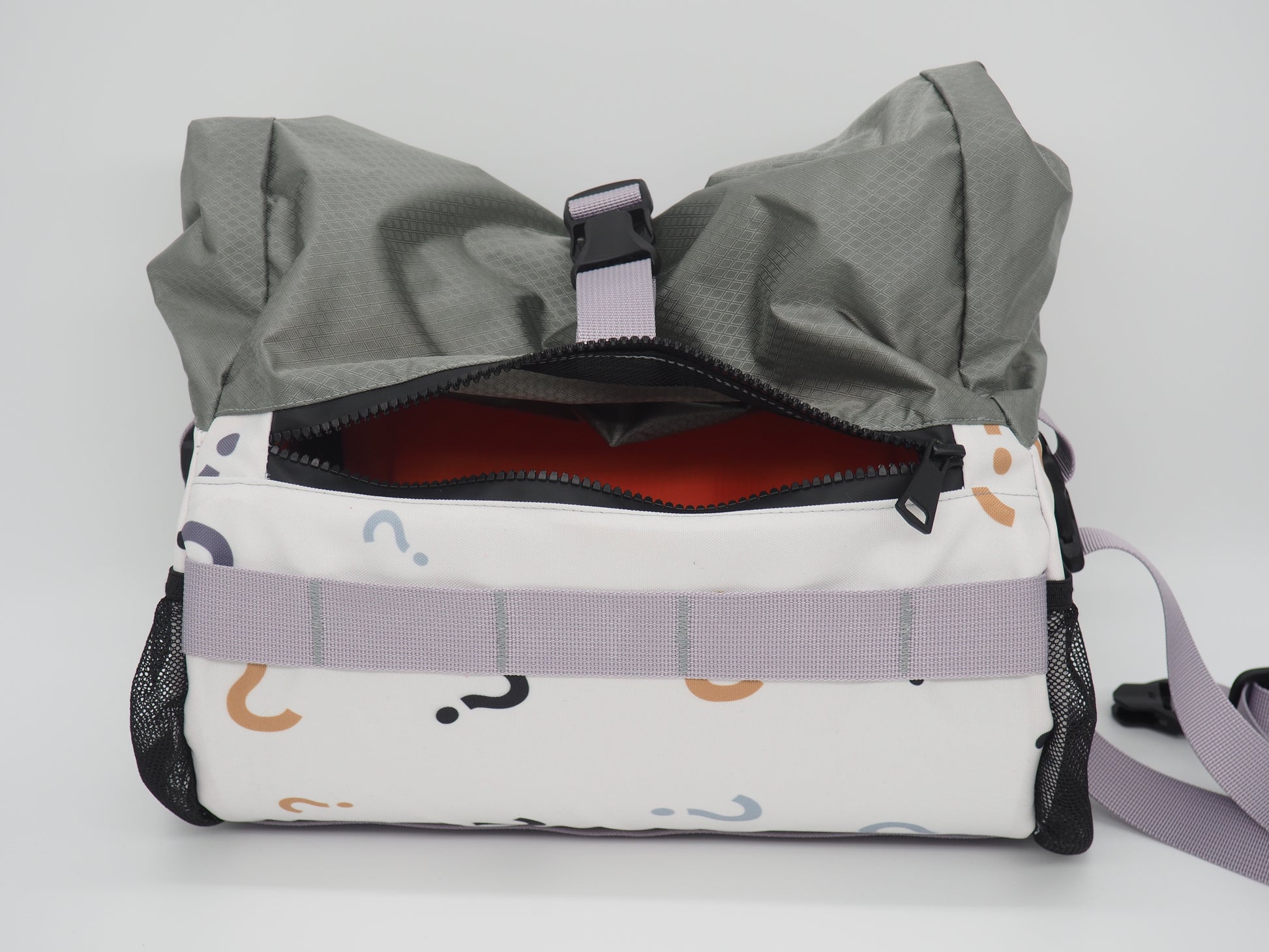 Sacoche de guidon, Fovea, prise dos avec le zip ouvert donnant vu sur l'interieur de la sacoche, motif point d'interrogation