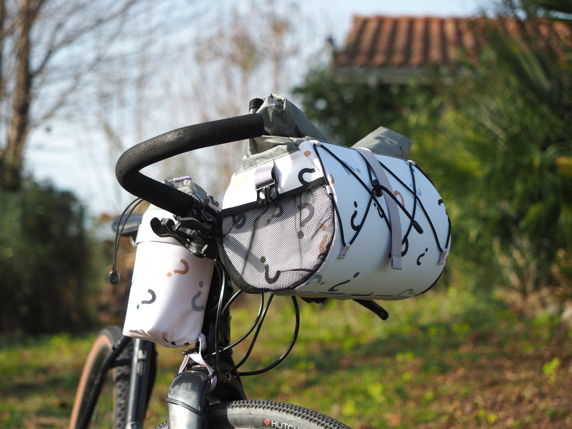 Photo d'une pochette de guidon, Fovea,  avec motif point d'interrogation, équipée sur un vélo en exterieur
