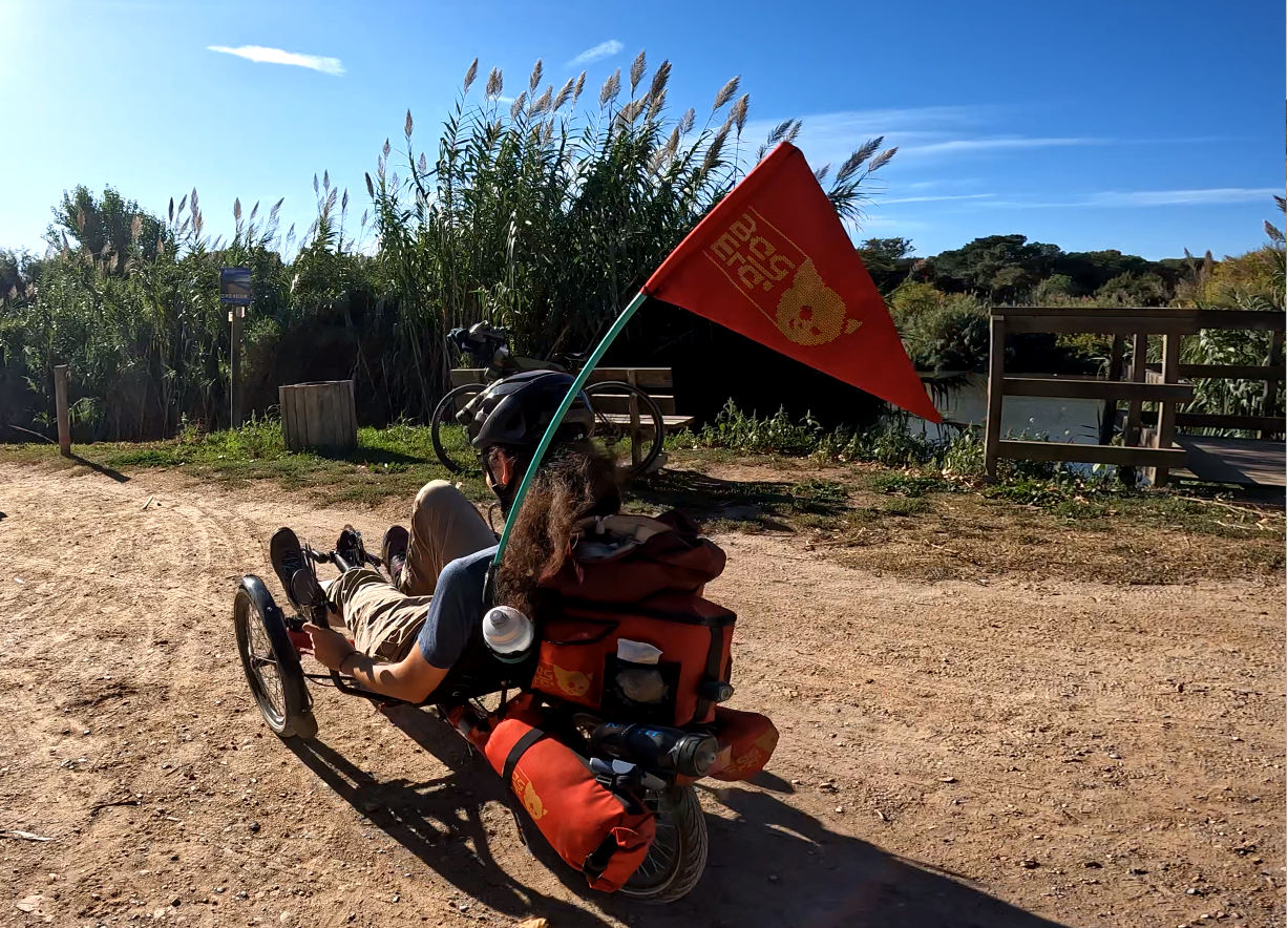Photo d'un trike equipé de pochettes et d'un drapeau fabriqué sur mesure