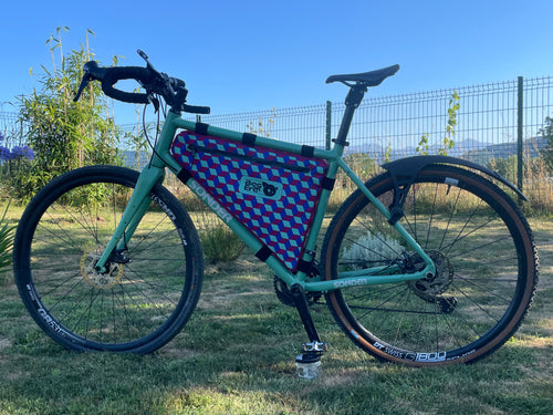 Photo d'une pochette de cadre, Quadrum,  avec motif cubique, équipée sur un vélo en exterieur