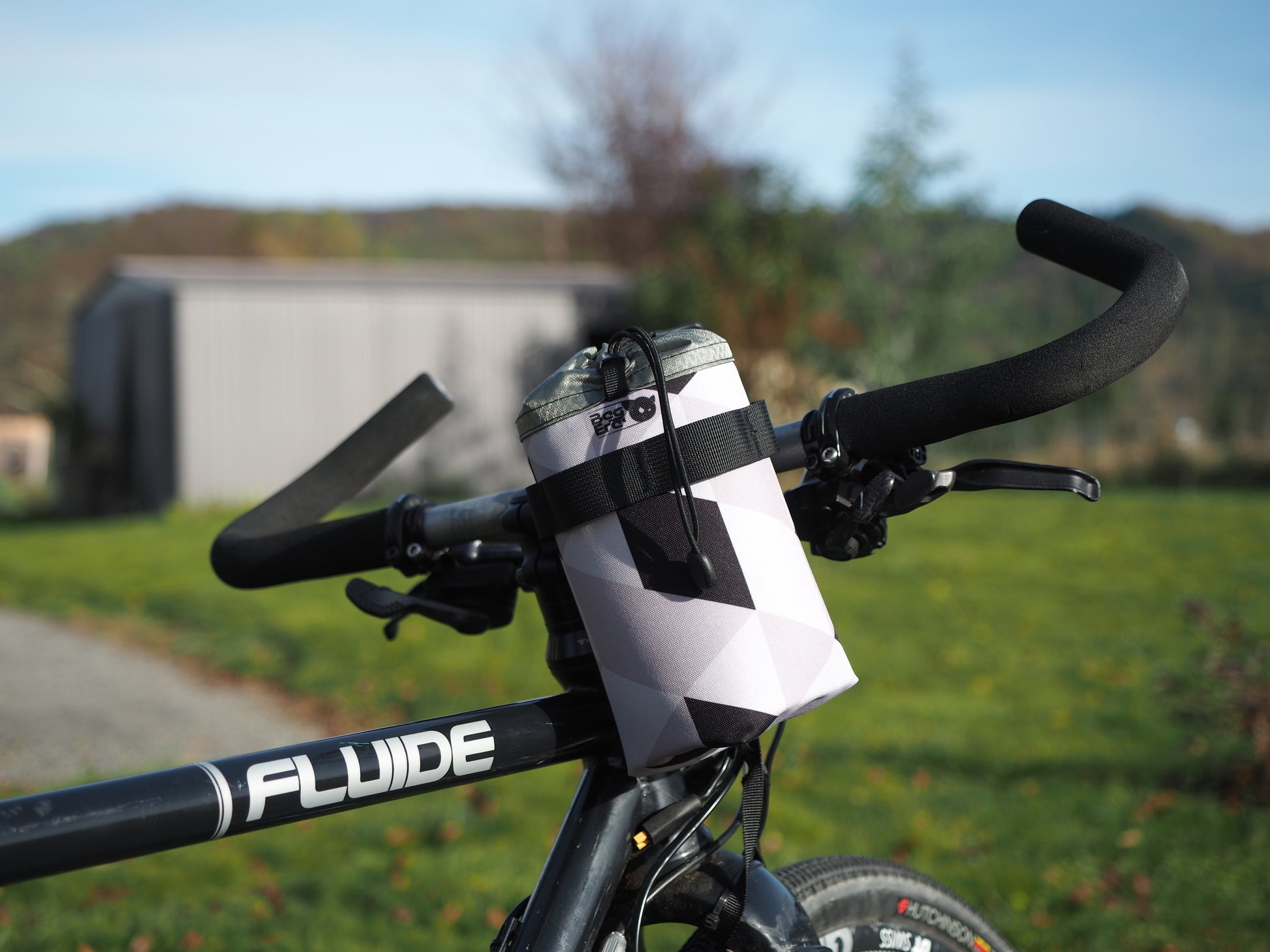 Photo de la pochette de gourde, Rivus, avec motif triangle, équipée sur un vélo en exterieur