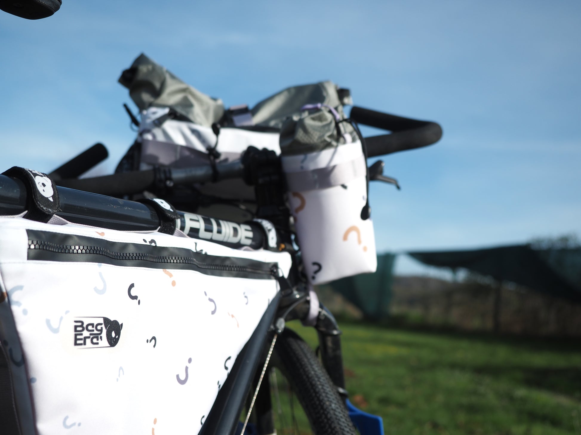 Photo d'un vélo équipé d'un set de sacoche comprenant une Quadrum, une Rivus et une Nutrix, toute avec le motif point d'interrogation