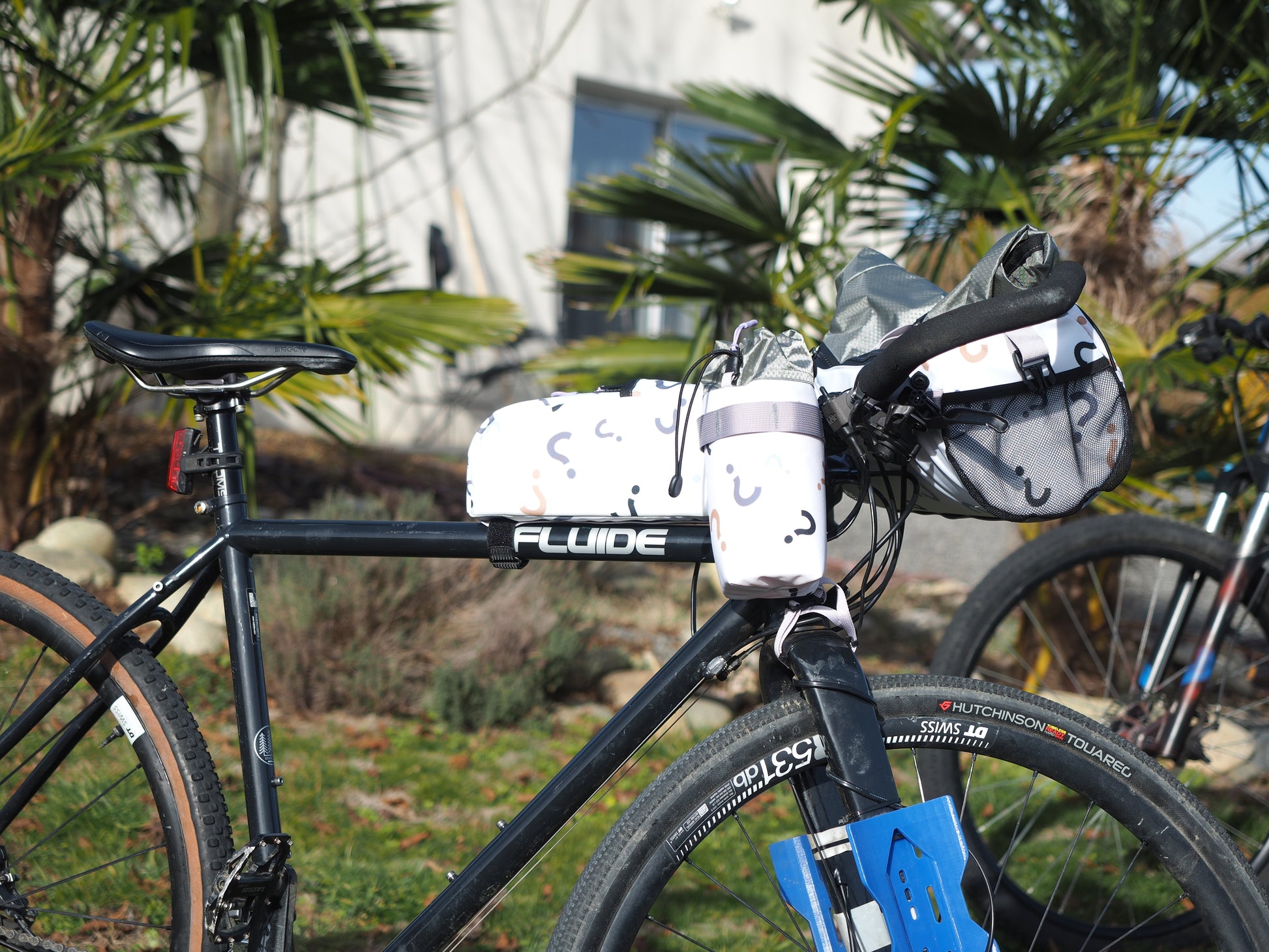 Photo d'un vélo tout équipé avec un set motif point d'interrogation comprenant, une sacoche Rivus, une Nutrix et un Fovea