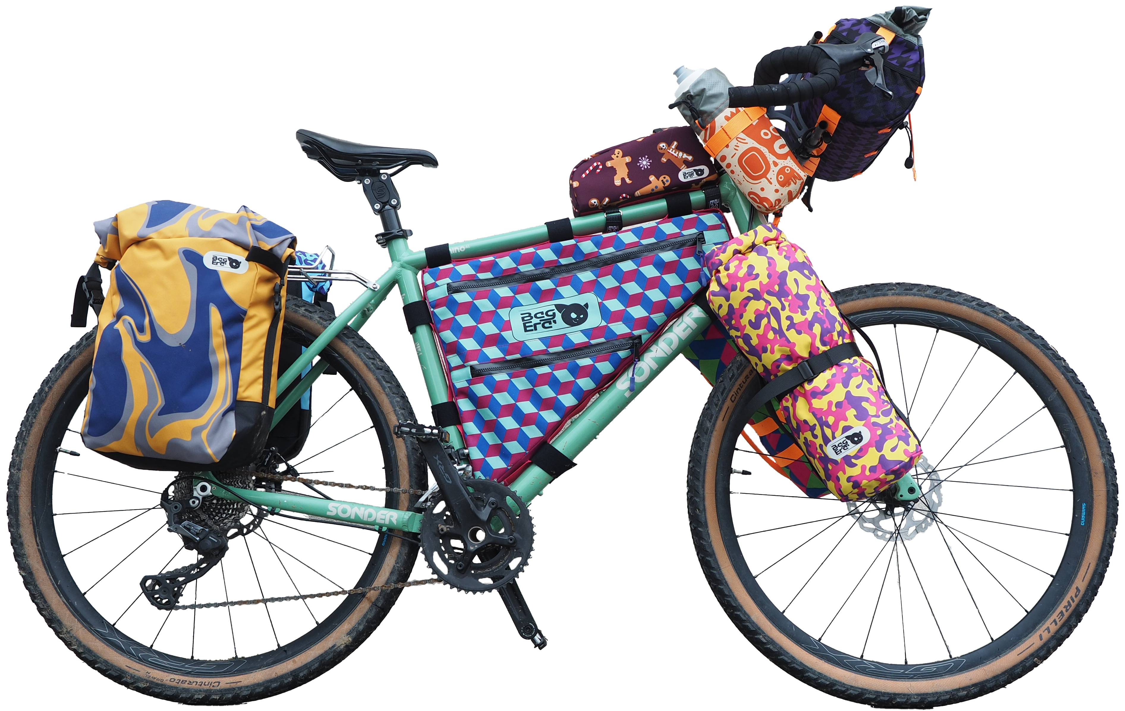 vélo tout équipé avec des sacoches de toutes les couleurs